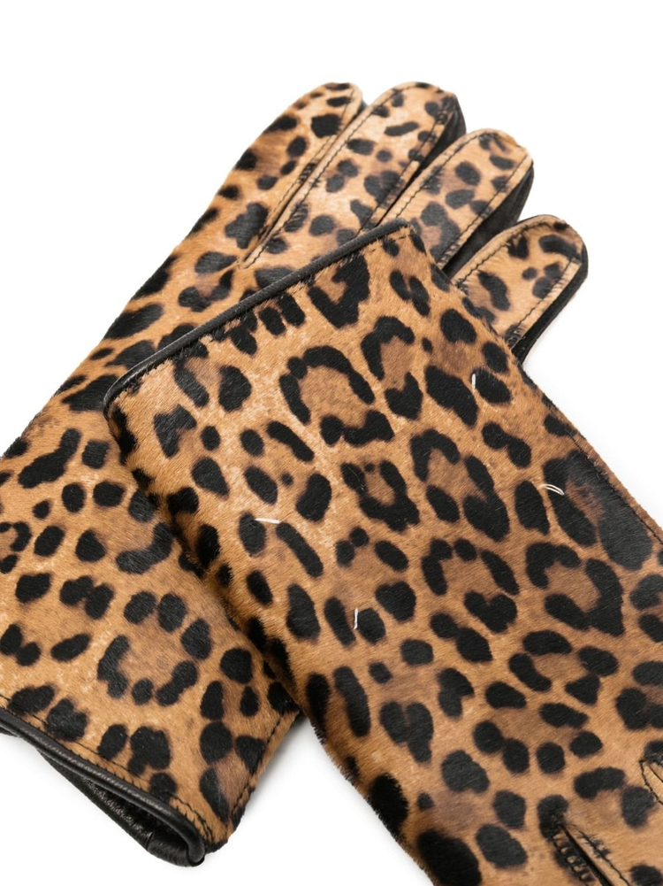 sll-over leopard-print gloves