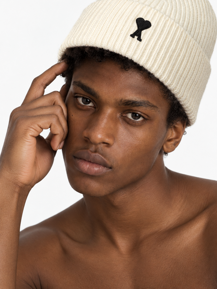 BEANIE WITH CONTRASTED AMI DE COEUR