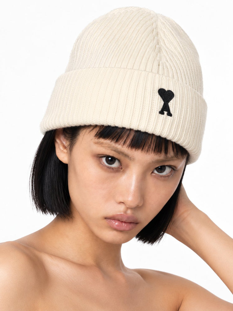BEANIE WITH CONTRASTED AMI DE COEUR