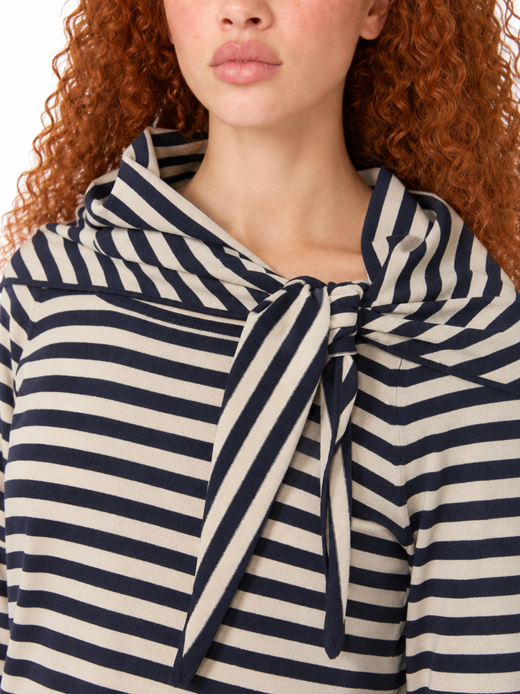 Maglia scollo a barchetta con foulard abbinato
