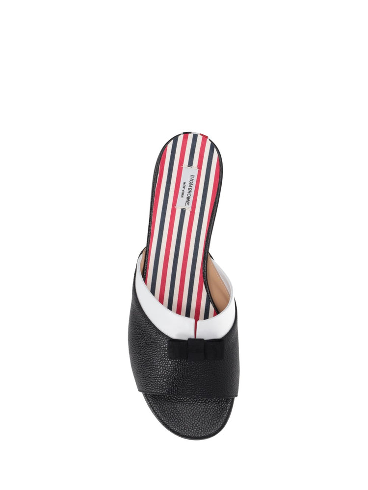 BOW AND COLLAR CLAQUETTE IN PEBBLE GRAIN LEATHER