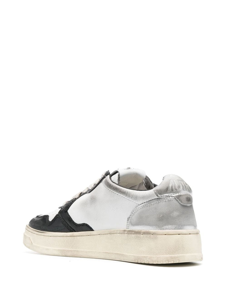 Medalist low-top sneakers